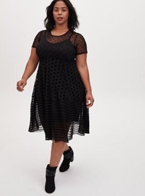 Plus Size - Black Flocked Mesh Shirred Hem Midi Dress - Torrid